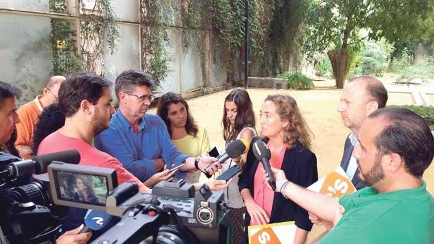 Piden medidas contra alcaldes que relegan la bandera de España