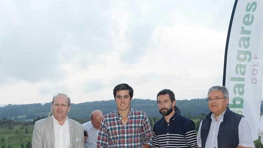 Ramón González Arias recibe el premio, pintado por Favila (a su derecha), junto a Manuel Campa y Román Antonio Álvarez.