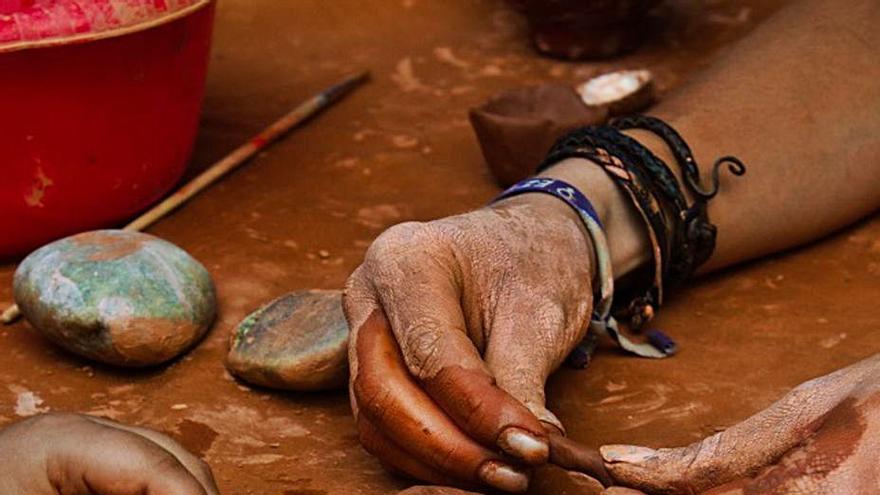 Trabando la arcilla para crear vasijas. | Cedida por Zamora Protohistórica