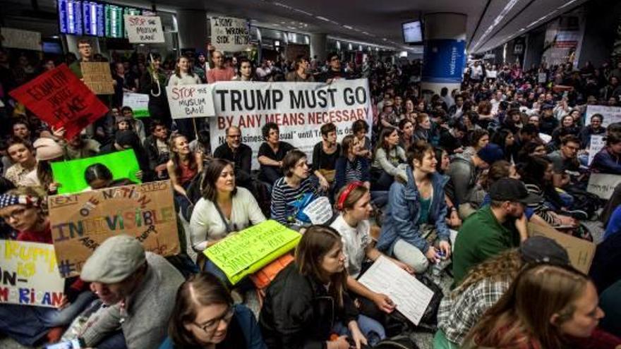 Centenars de persones concentrades a la terminal d&#039;arribades de l&#039;aeroport de San Francisco.