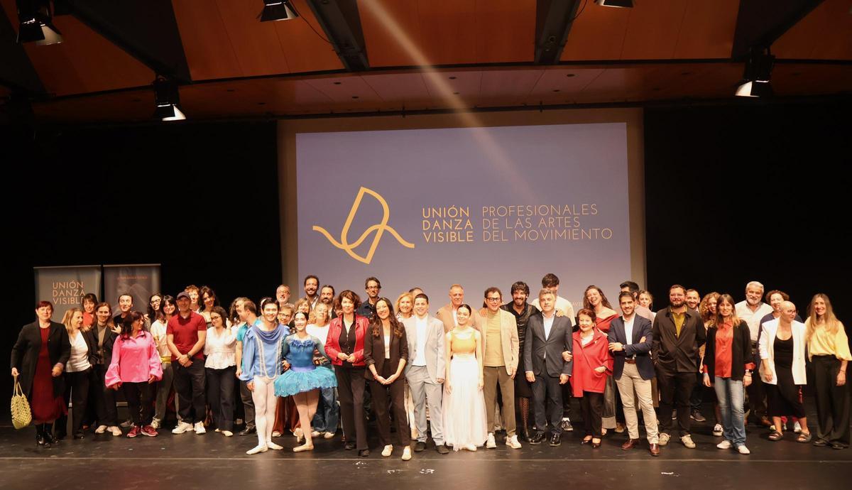 Foto de familia durante la celebración del Día Internacional de la Danza organizado por la Unión Danza Visible.