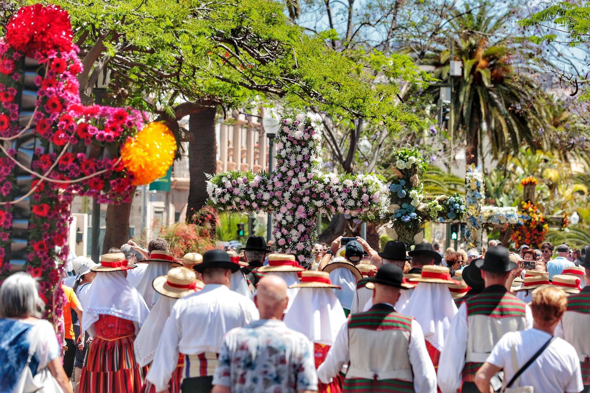Recorrido del alcalde por las cruces que se muestran en la Rambla y el Paseo Las Tinajas