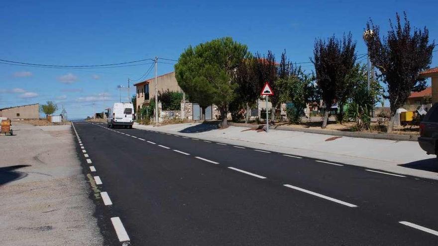 Una carretera provincial, en la que la Diputación ha realizado labores de mejoras.