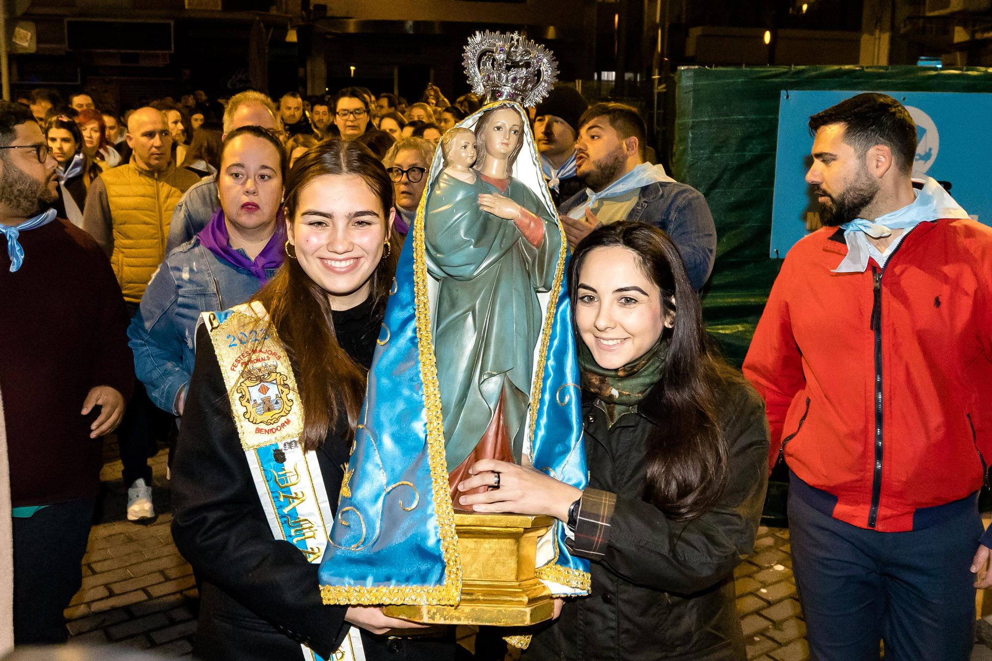 Devoción en Benidorm en la procesión de L'Alba