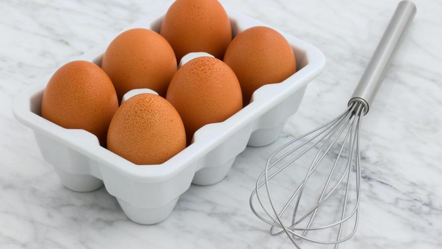 ¿Por qué los huevos están fuera de la nevera en el supermercado si es donde debemos guardarlos en casa?