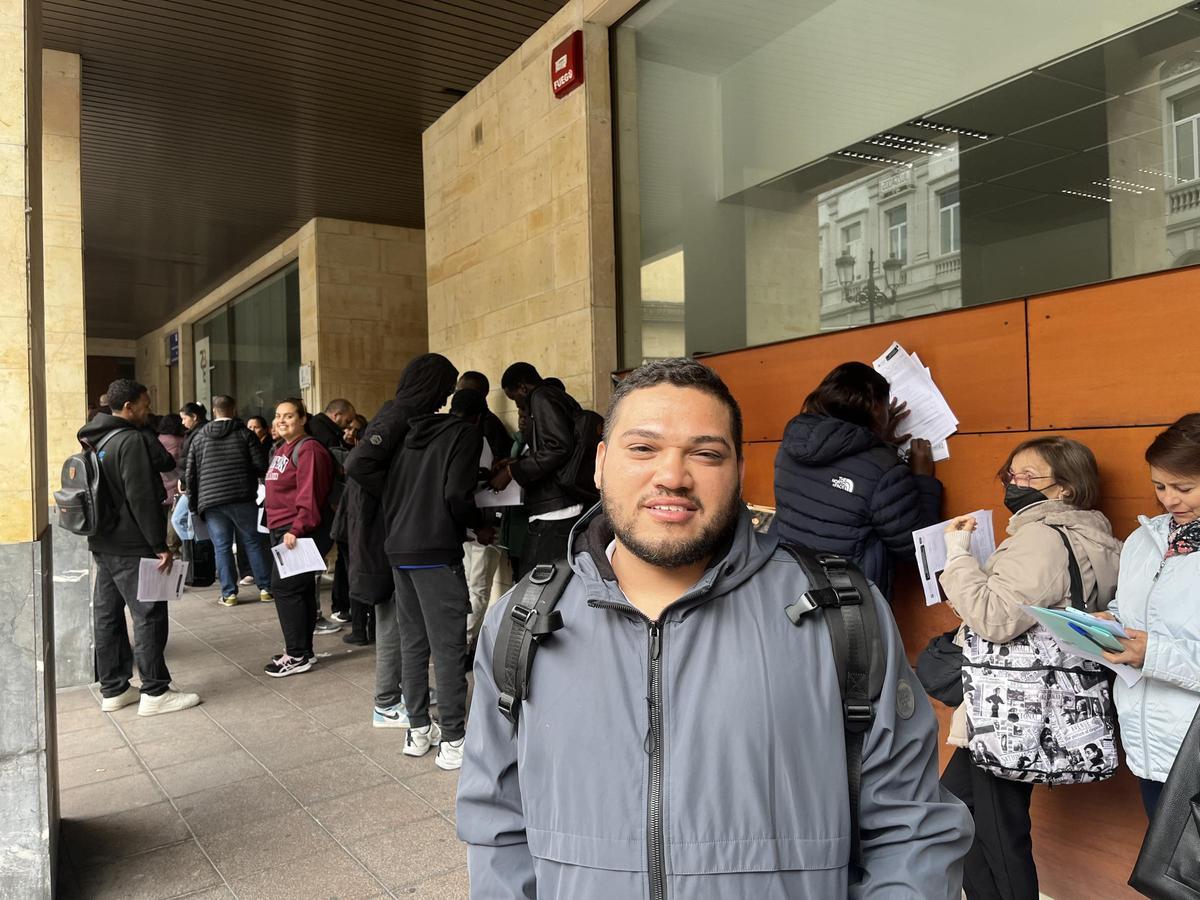 Fabio Andrés Jiménez esperando en las colas para regular su situación