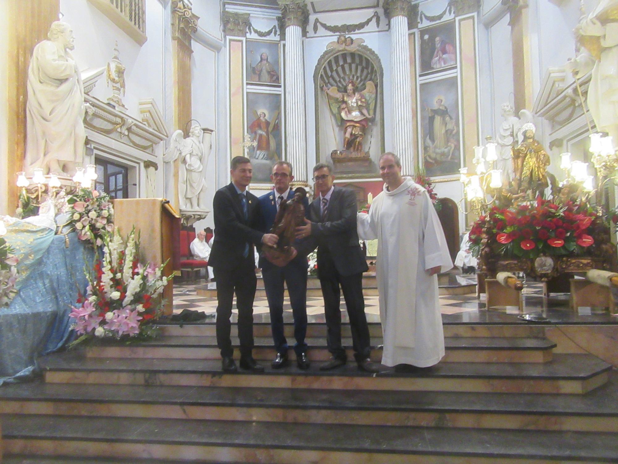El alcalde entrega el Sant Roquet al nuevo clavario mayor de Sant Roc.