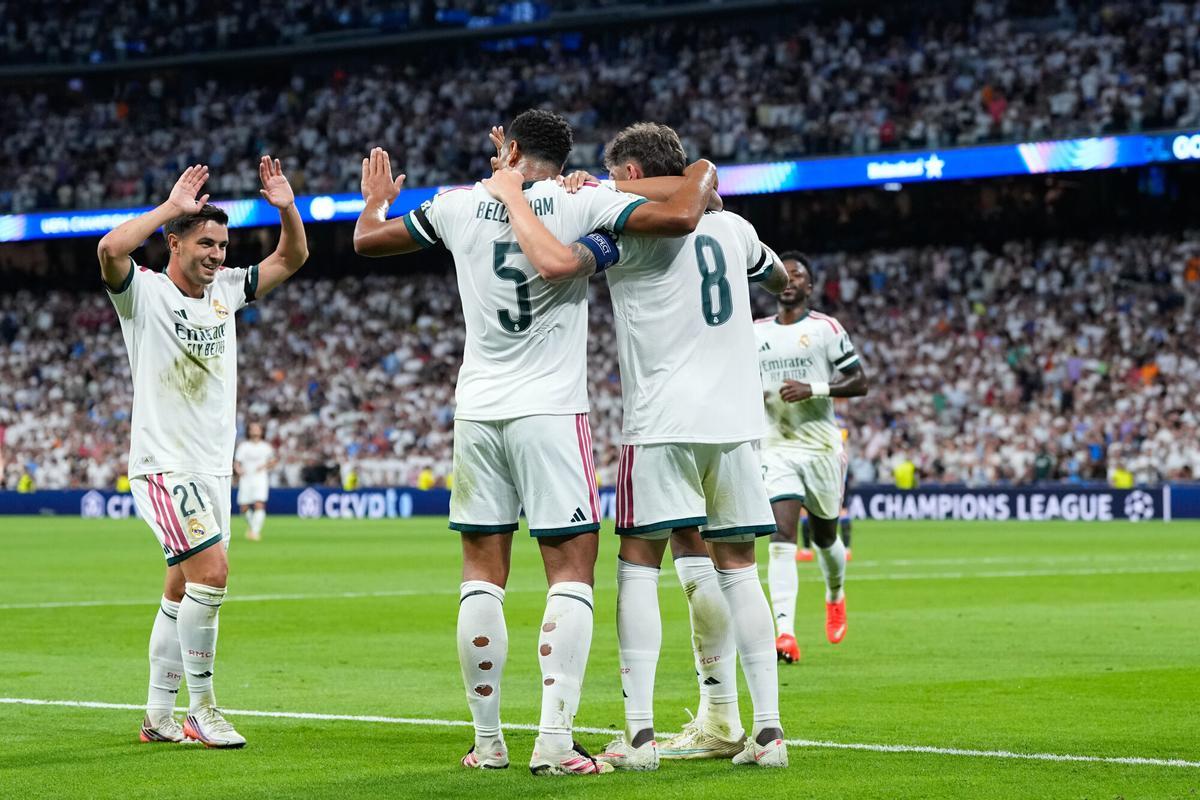 Federico Valverde del Real Madrid CF celebra tras marcar el segundo gol de su equipo con sus compañeros durante el partido de la fase MD1 de la Liga de Campeones de la UEFA 2026/27 entre el Real Madrid CF y el FC Internazionale Milano en el estadio Berabeu el 8 de septiembre de 2026 en Madrid, España. AFP7 09/08/2026 SOLO PARA USO EN ESPAÑA