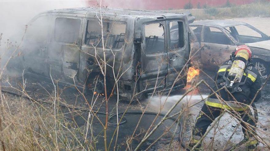 Arden dos coches en Almassora