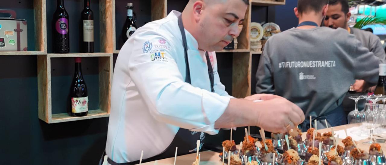 El chef Manu Berriel preparando las degustaciones de productos canarios en Fitur