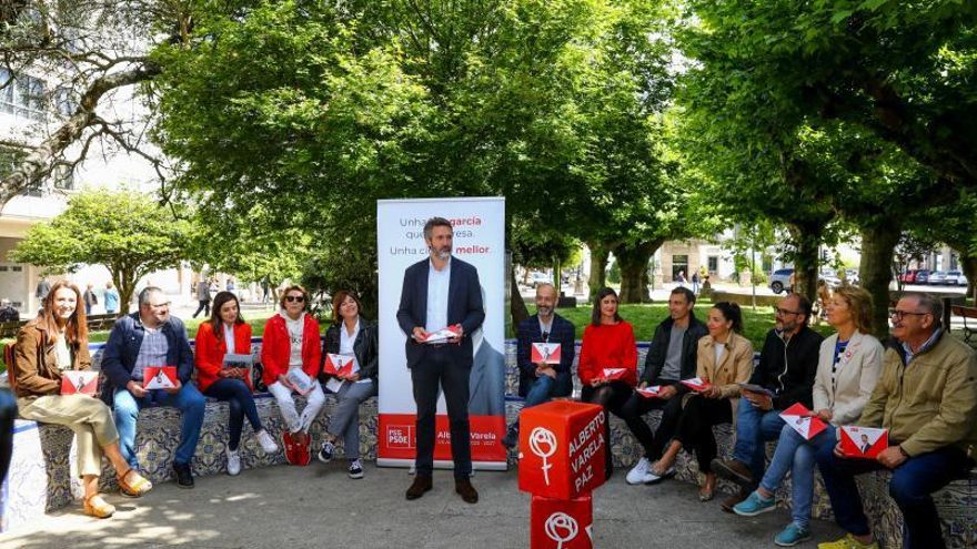 Alberto Varela durante la presentación del programa en los jardines de Ravella. |   // I. ABELLA