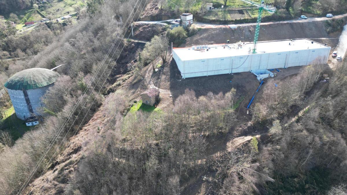 El nuevo depósito, a la derecha, con el almacén actual, a la izquierda de la imagen. | LNE