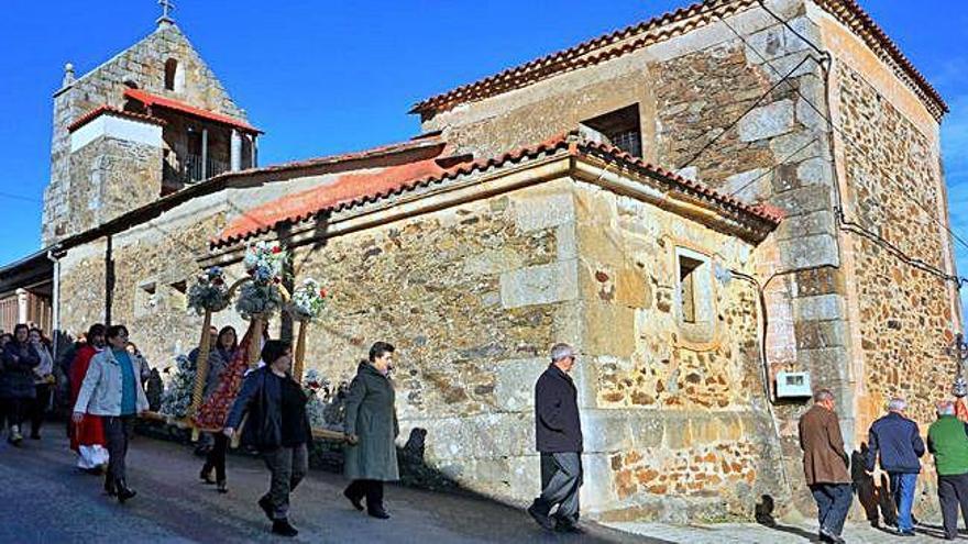 Procesión en honor a Santa Lucía en Grisuela.