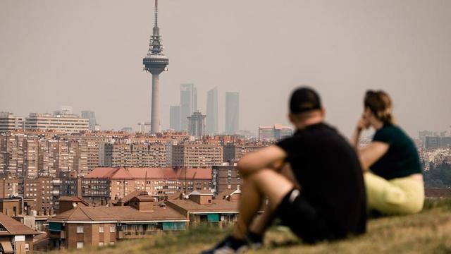 El cel cobert de fum provocat per l’incendi de la serra oest, a Madrid. | CARLOS LUJÁN / EUROPA PRESS