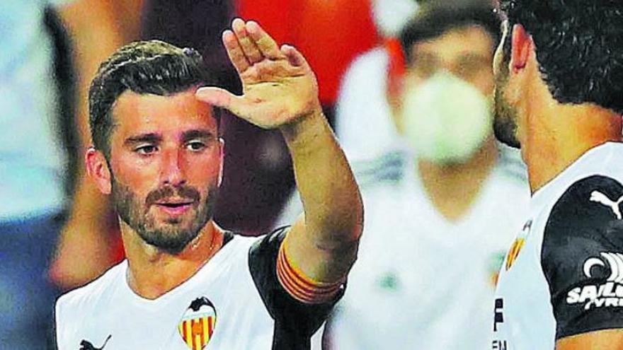 Gayà celebra con Guedes un gol en Mestalla esta temporada.  | F.CALABUIG