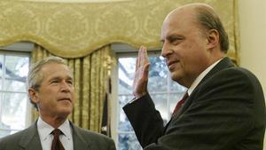 Foto de archivo, de abril del 2005, en la que se ve a John Negroponte jurando su cargo frente al entonces presidente de EEUU, George W. Bush.
