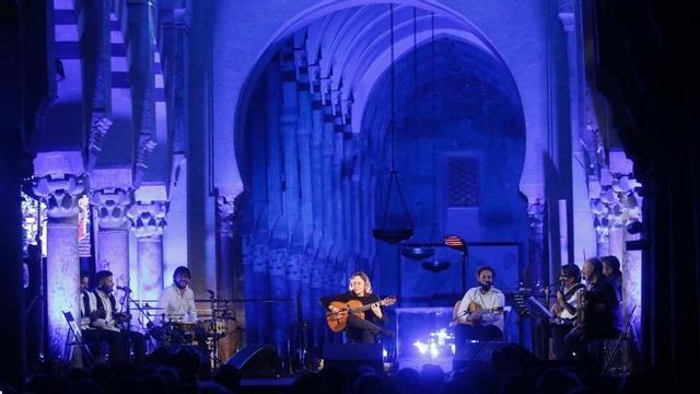 Vicente Amigo arranca "con el corazón" el concierto del 25º aniversario