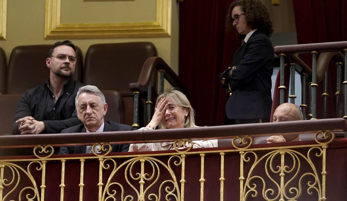 Marisol rompe a llorar en la tribuna de invitados del Congeso al saber que no se iba a aprobar la iniciativa para penar la ocultación de cadáver.