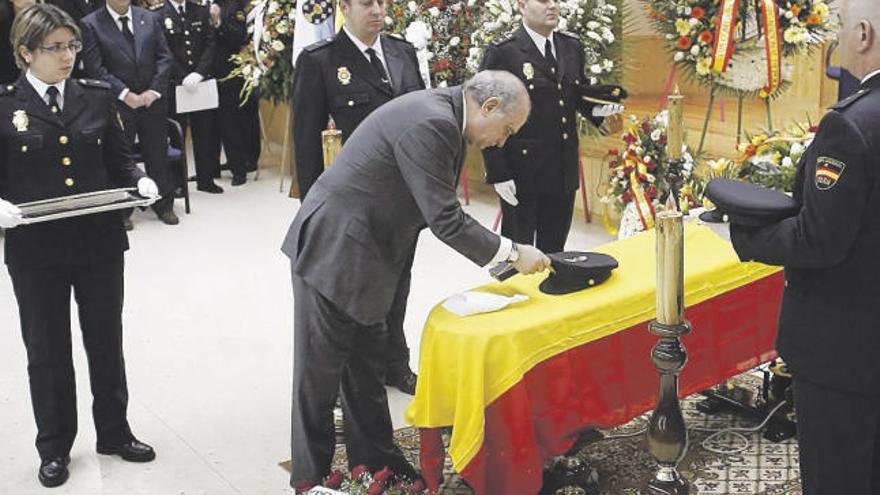 El féretro de Javier López López, tras la imposición de la medalla, ayer, en el cuartel de Lonzas, en A Coruña.  // Cabalar