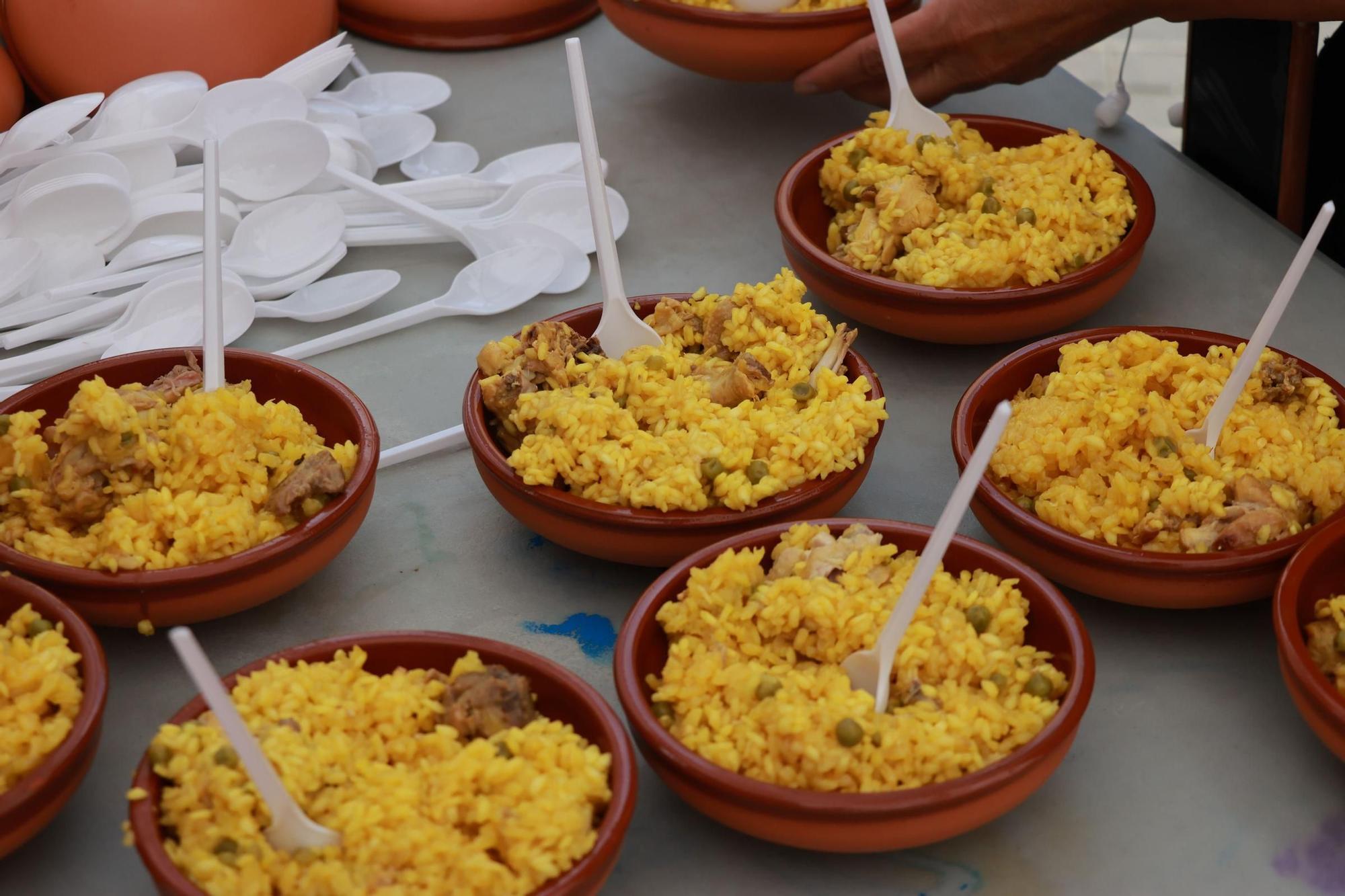 Galería del reparto de arroz de les 'calderes' en el día grande de las fiestas de Almassora