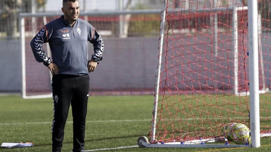 Adrián Hernández dirige un entrenamiento en las instalaciones de la Universidad.