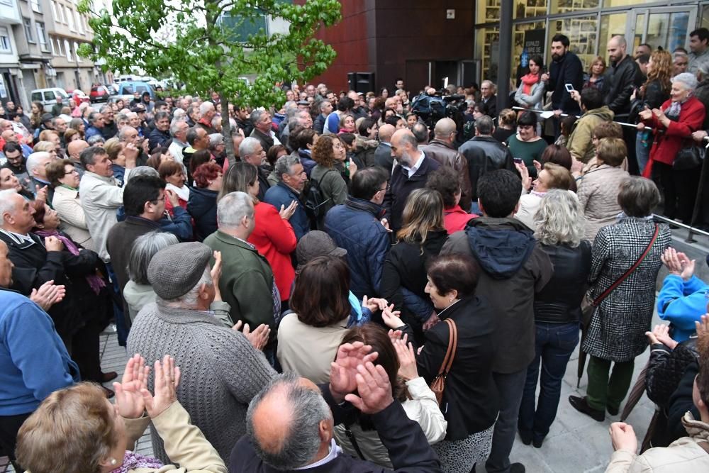 Asamblea de vecinos en el centro cívico de Eirís con Silvia Cameán y Xiao Varela