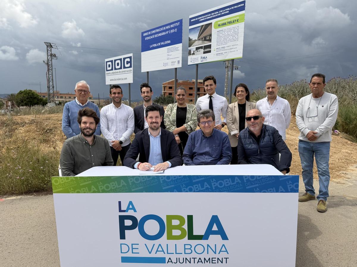 El alcalde de la Pobla de Vallbona, junto con representantes de la empresa constructora y la dirección facultativa, firmando el acta de replanteo de las obras del IES.