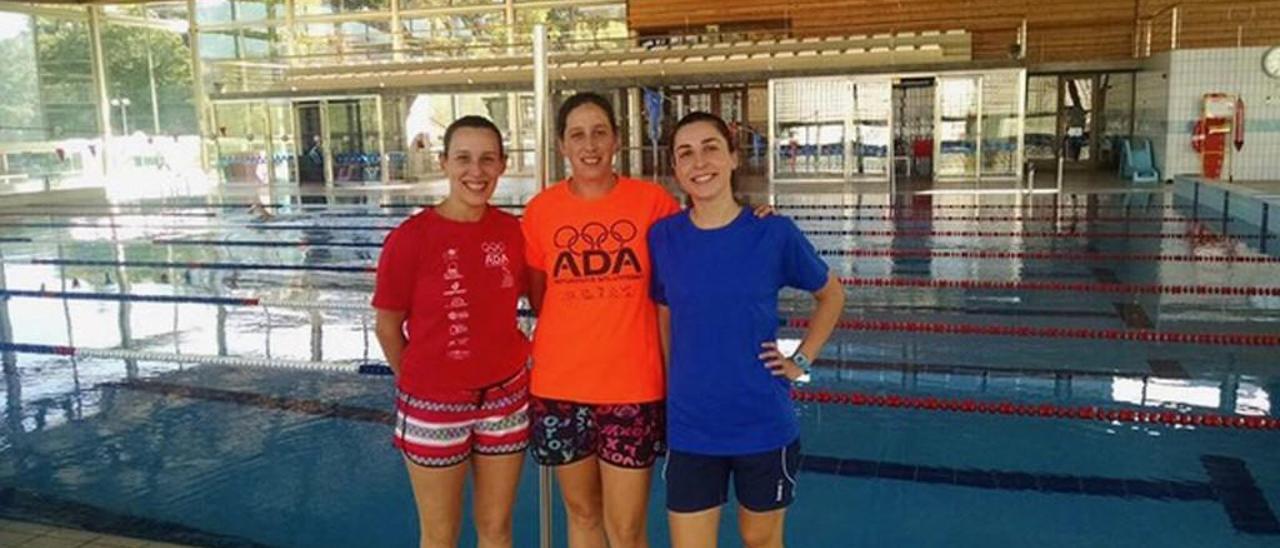 Sus técnicos en la piscina municipal de Monçao. FdV