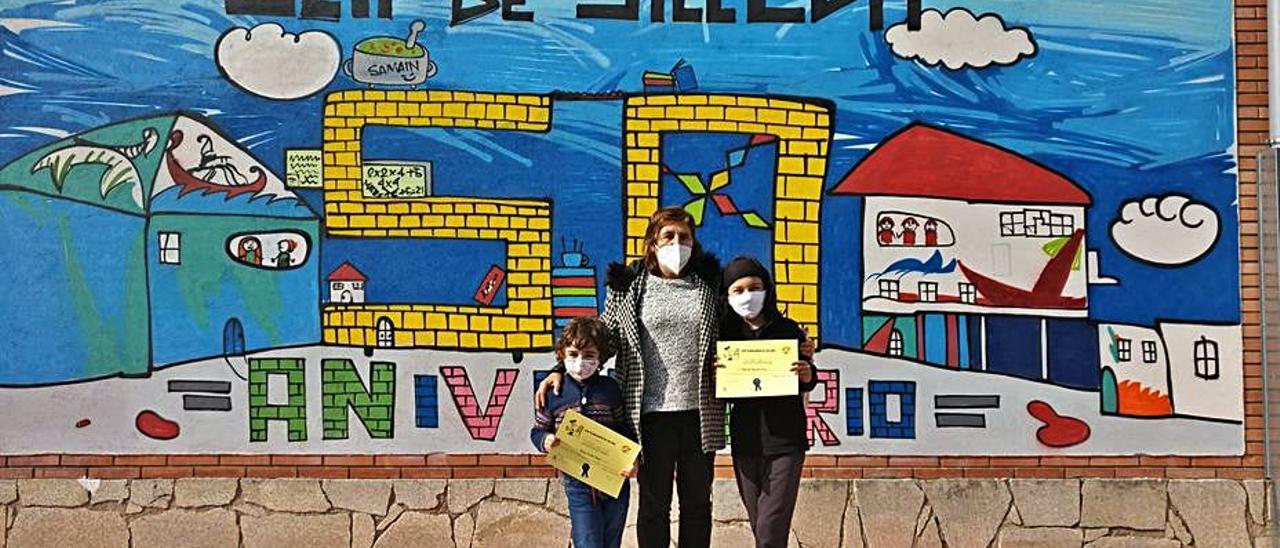 Finalizado y con la directora y los dos ganadores del concurso de dibujo.