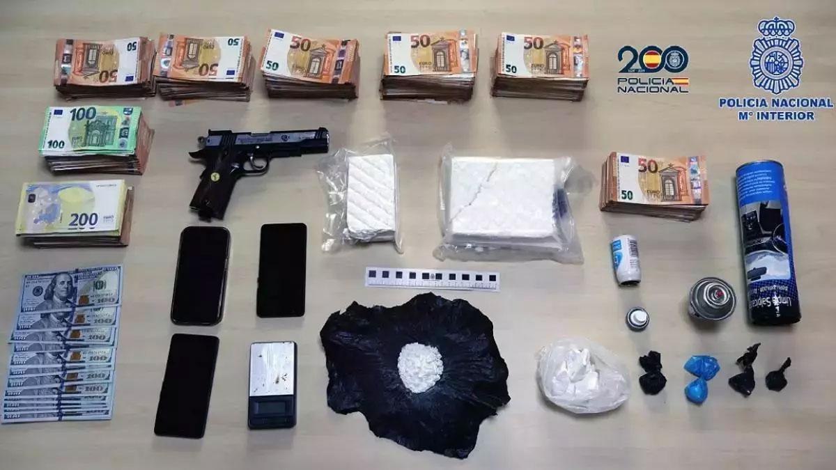Cocaína, dinero, móviles y una pistola incuatadas al detenido.