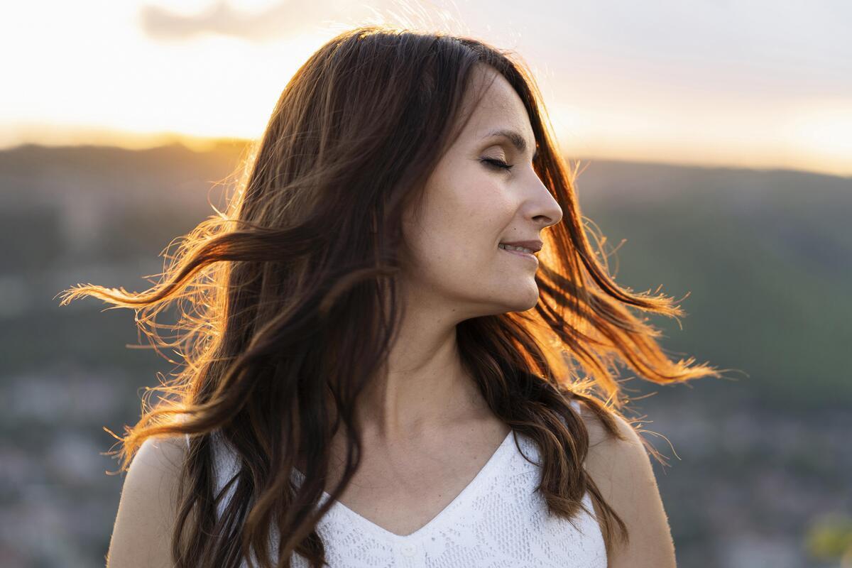 Mujer luciendo pelazo tras usar Pantene