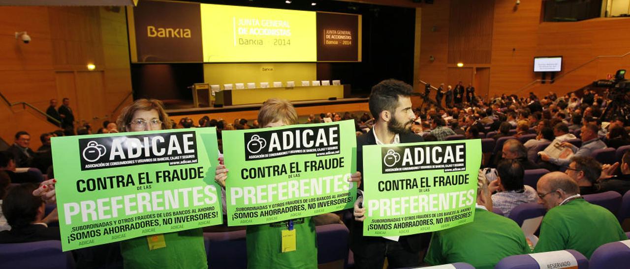 Afectados por la preferentes de Bankia durante una asamblea de la entidad en València