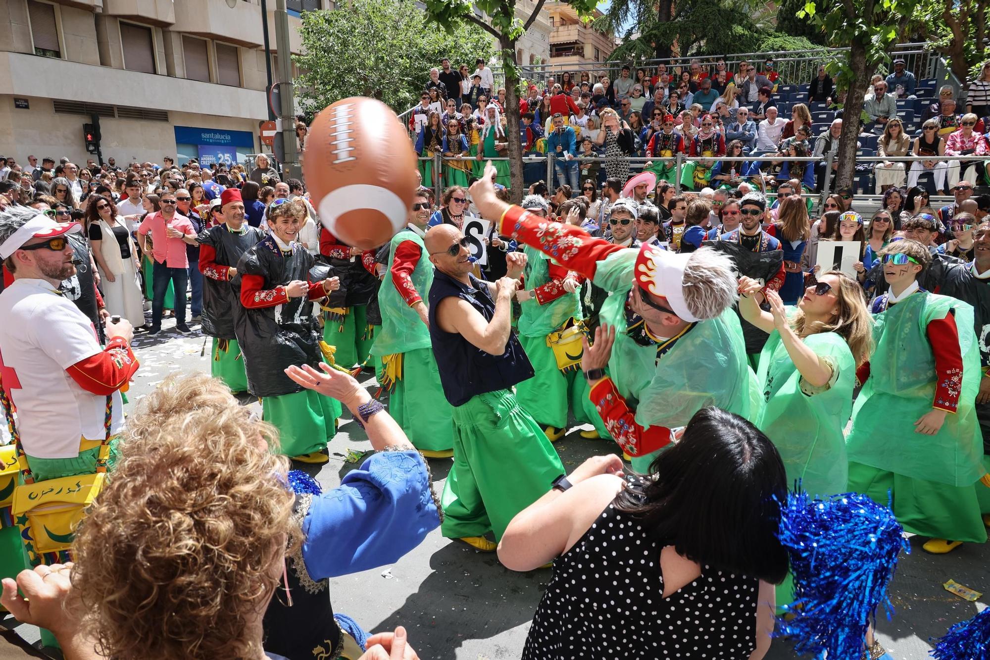 El Sant Jordiet entre claveles en la procesión de la Reliquia
