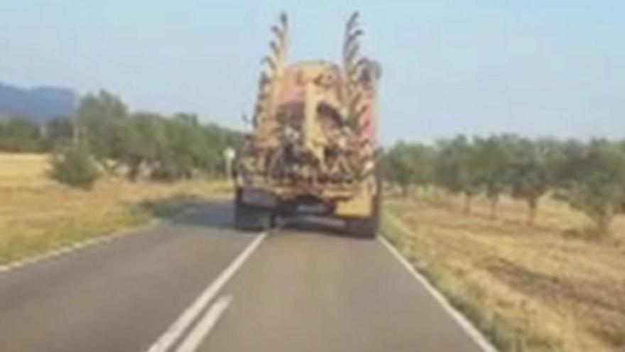 La conducció temerària d'un tractor en una carretera de l'Empordà