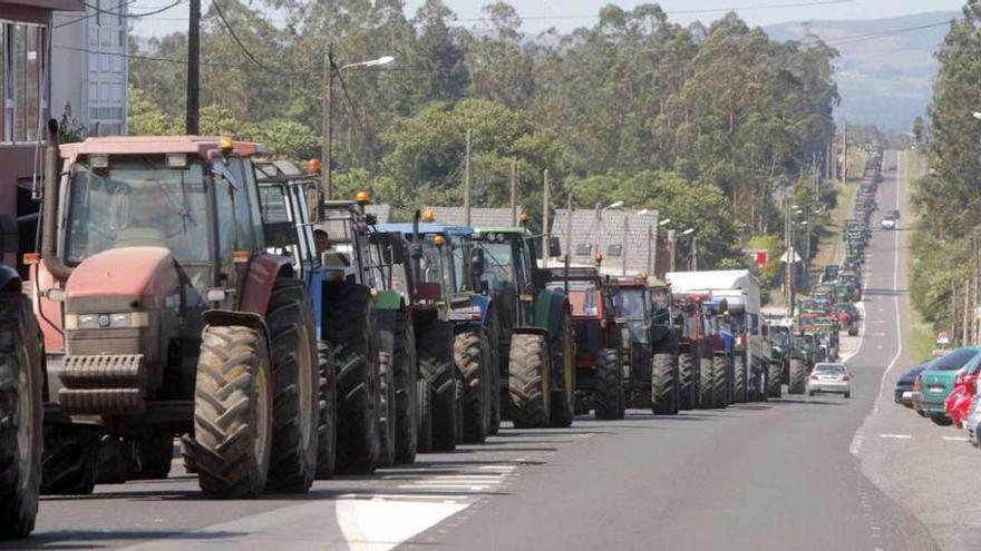 Tractorada de los ganaderos, ayer, en Santa Comba.