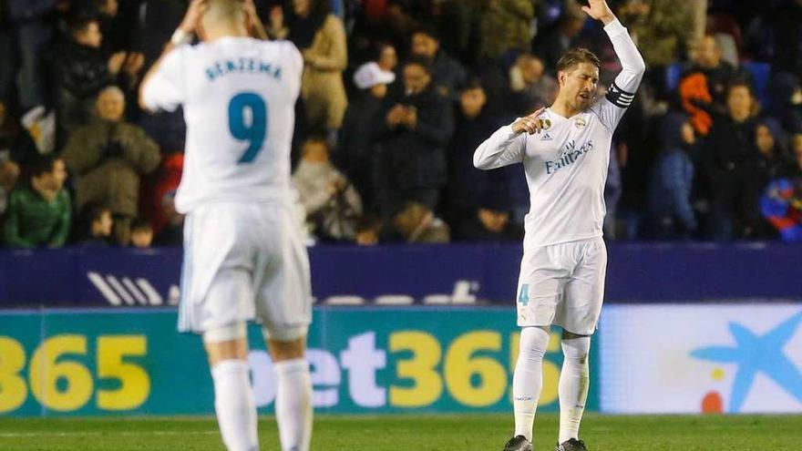 Ramos y Benzema reaccionan tras el gol del empate del Levante. // Heino Kalis-Reuters