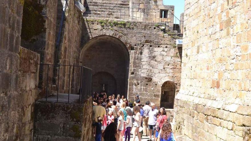 Turistas visitan el castillo de Puebla de Sanabria.