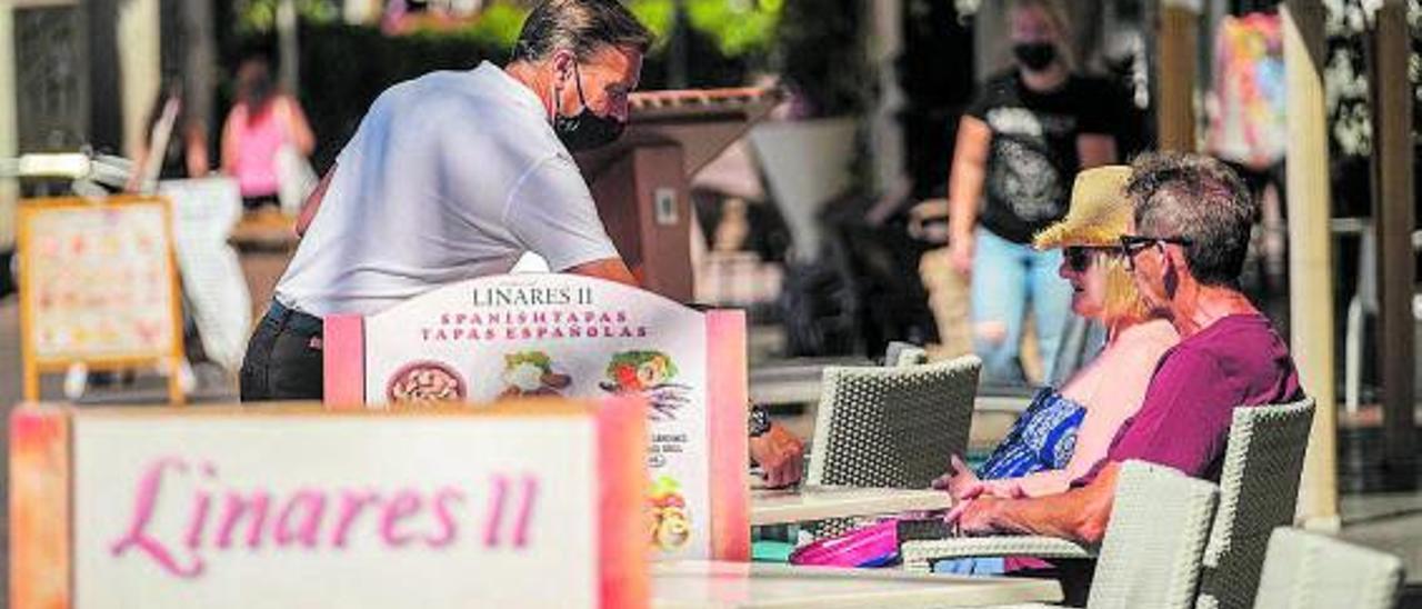 Un camarero atiende a una pareja de turistas en una terraza del Archipiélago. | | ANDRÉS GUTIÉRREZ