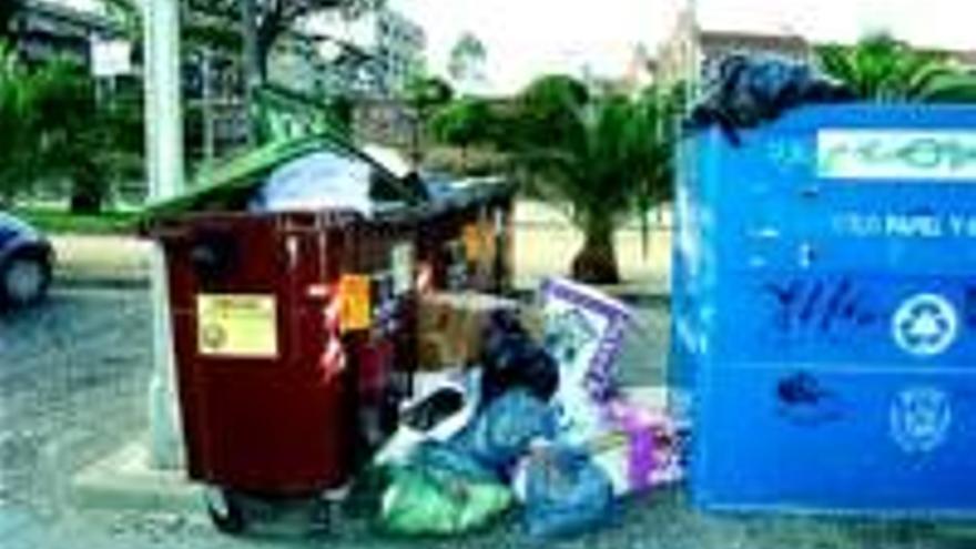 Los avisos no evitan las imágenes de basura