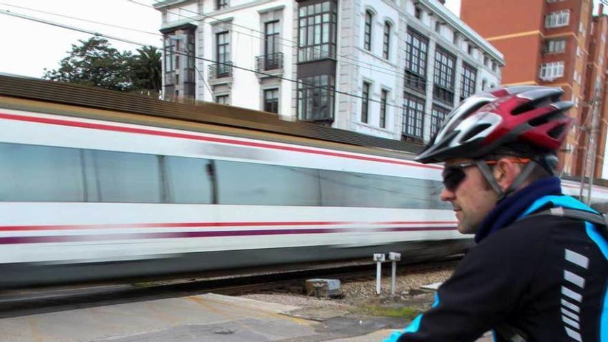 Un ciclista, en el paso de Larrañaga.