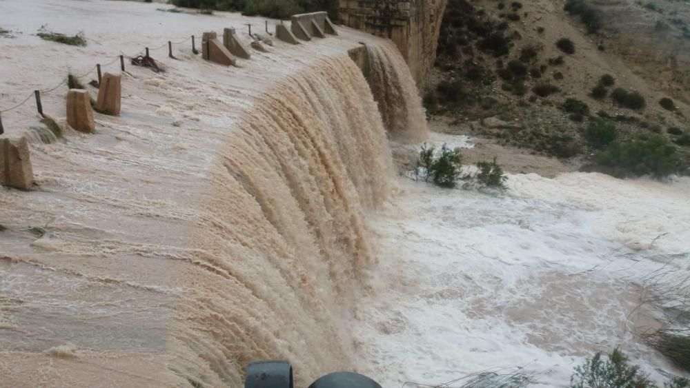 La gran cantidad de agua se debe a que el pantano de Tibi está desbordado y a la lluvia caída en Xixona y La Torre de les Maçanes