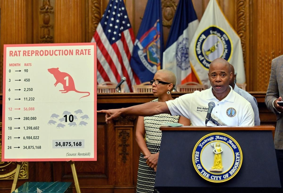 El alcalde de Nueva York, Eric Adams, enseña una estadística sobre ratas.