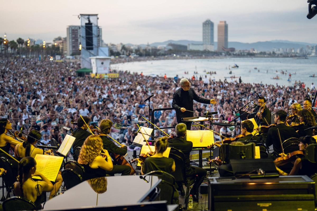 Gran Gala de Ópera de Clàssica a la Platja desde la playa de Sant Sebastià durante el concierto gratuito del Gran Teatre del Liceu
