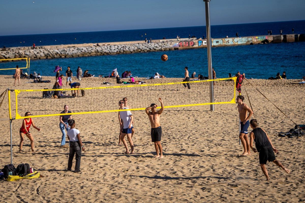 En manga corta a 8 de diciembre en Barcelona. La buena temperatura, llena las playas de la ciudad.