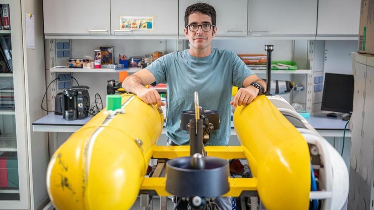 El investigador Ivan Masmitjà, del ICM, junto a uno de los robots submarinos utilizados para investigar los ecosistemas catalanes.