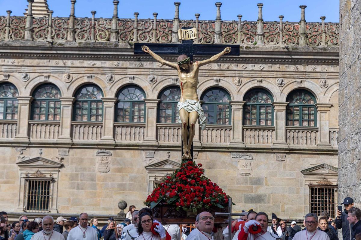 El Cristo de la Paciencia regresa a Conxo y pone el broche final a la Semana Santa compostelana
