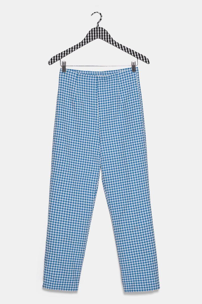 Pantalón recto vichy en color azul y blanco. (Precio: 25, 95 euros)