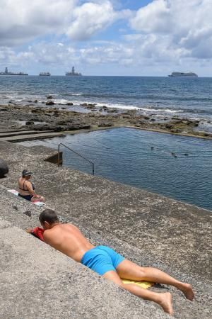 08-06-20   LAS PALMAS DE GRAN CANARIA. CIUDAD Y PISCINAS DE LA LAJA. Reportaje afluencia a la Biblioteca Estatal y a las piscinas de La Laja .  Fotos: Juan Castro.  | 08/06/2020 | Fotógrafo: Juan Carlos Castro