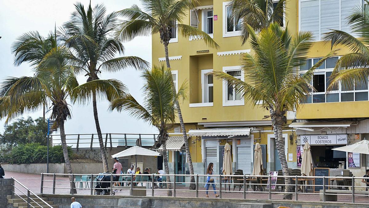 Foto de archivo de un edificio en el paseo de Las Canteras en cuya fachada se puede apreciar el cartel de vivienda vacacional (Vv).