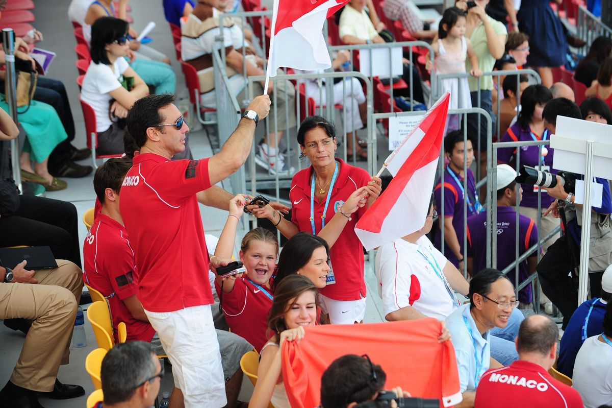 La expareja formada por Daniel Ducruet y Estefanía de Mónaco (ambos de pie), con sus hijos Camille y Louis durante los Juegos Olímpicos de la Juventud de 2010 en Singapur.